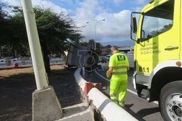 Un camión vuelca en el acceso a Telde desde la GC-1/TA.